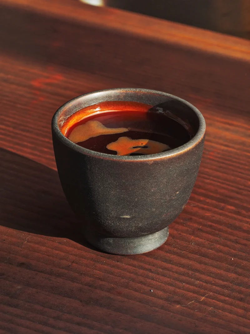 Illustreret koncept: ubrandet keramikkop med specialkaffe